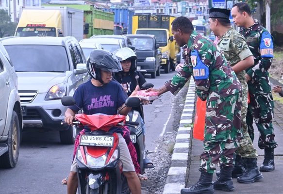 Ramadan Blessings Sultan Hasanuddin Air Force Base Holds Takjil Distribution at Simpang Lima Airport